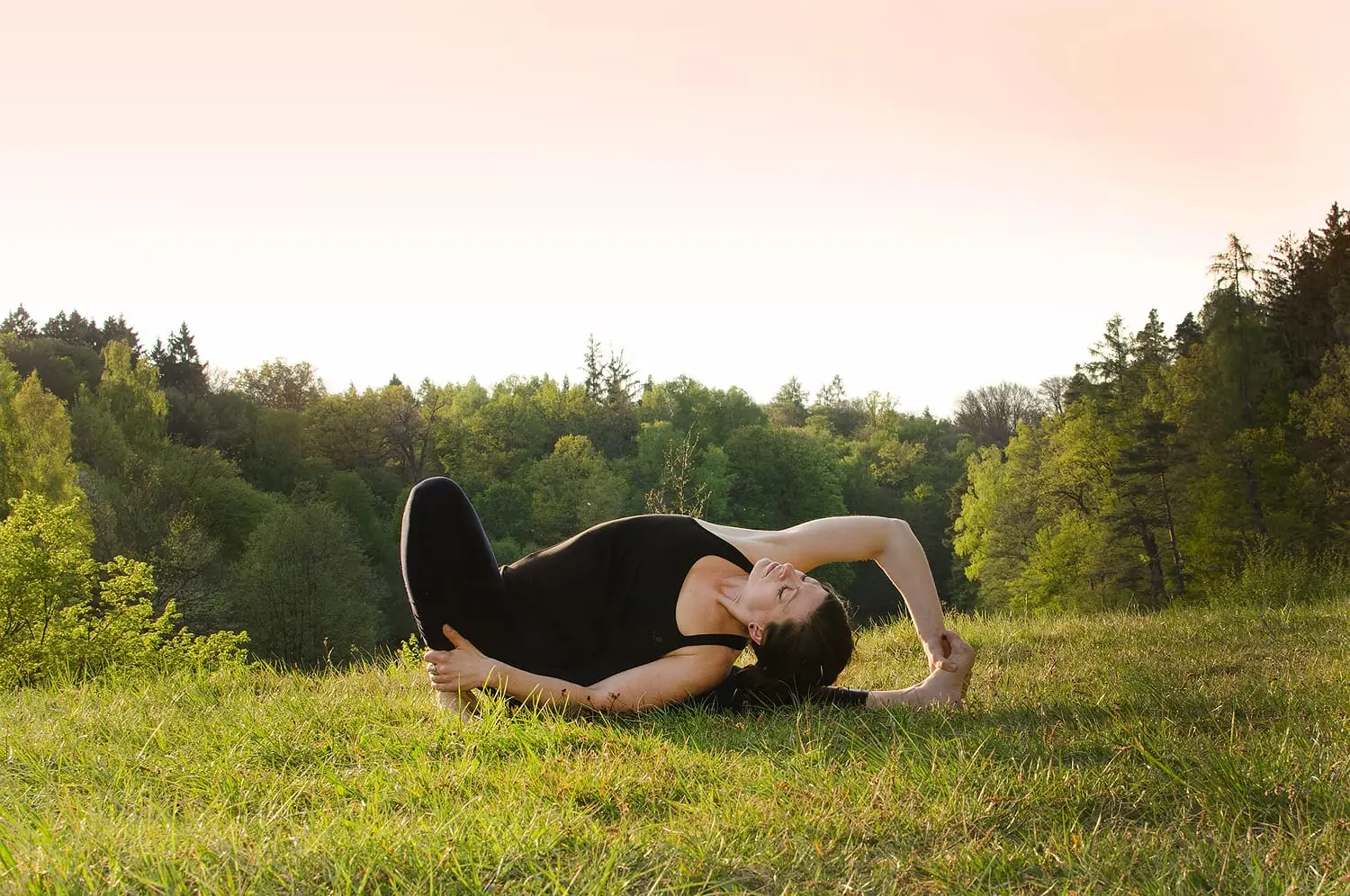 Anke praktiziert Yoga in der Natur